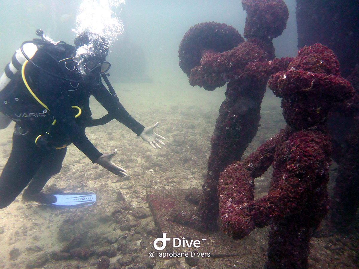 the boat near the underwater museum statues