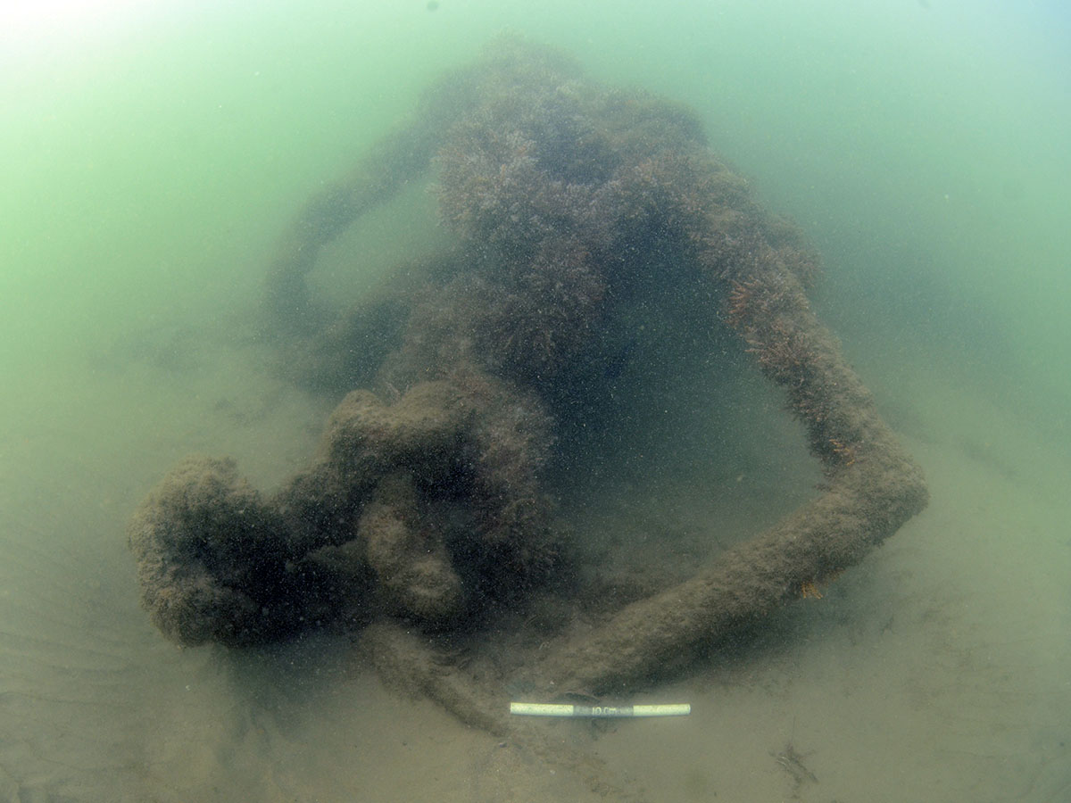 Iron chain of the wreck