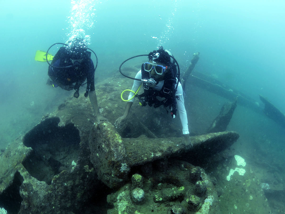 Divers with extra propeller parts stern area